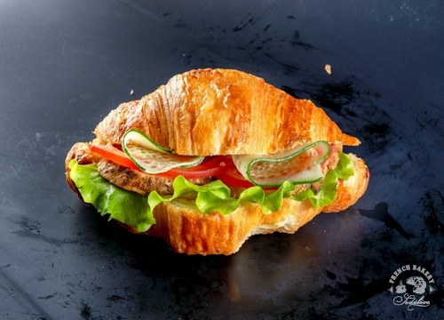 Сэндвич на круассане с ветчиной и сыром 