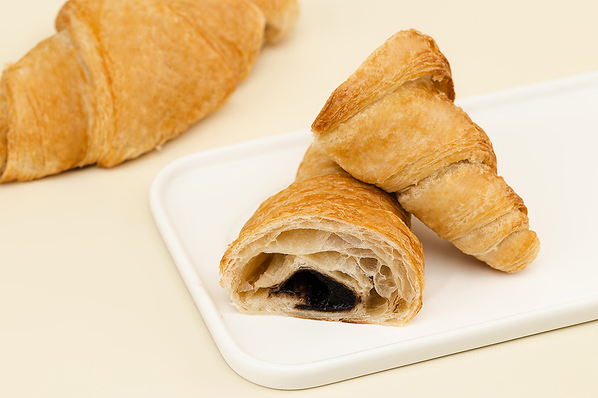 Круассан с клубничной начинкой